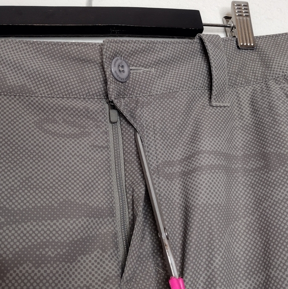 Under Armour Gray Camo Loose Fit Classic Athletic Golf Cargo Shorts Sz 34 - Picture 6 of 15